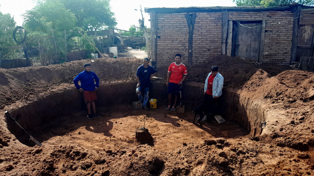 Jovenes construyendo aljibe de agua en Chaco